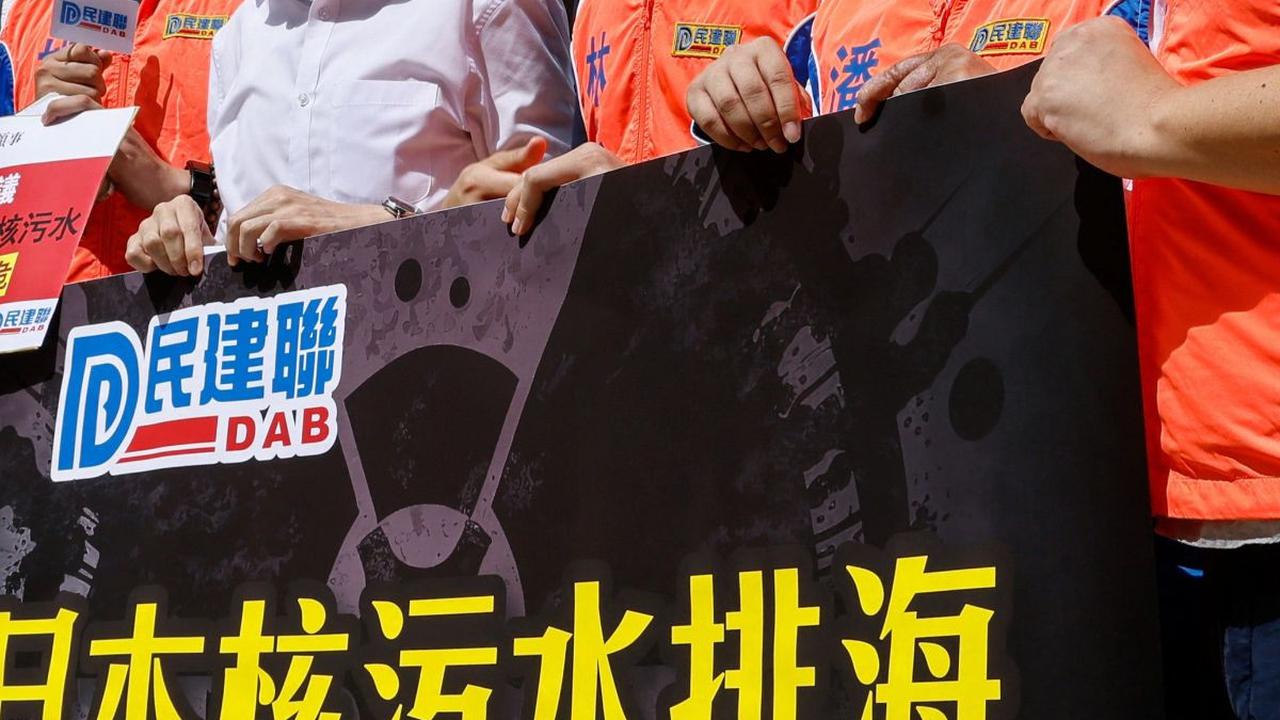 Selain Korea Selatan, warga Hong Kong juga turut menyampaikan protesnya terhadap Jepang yang akan membuang limbah tersebut ke laut di Hong Kong, China.
