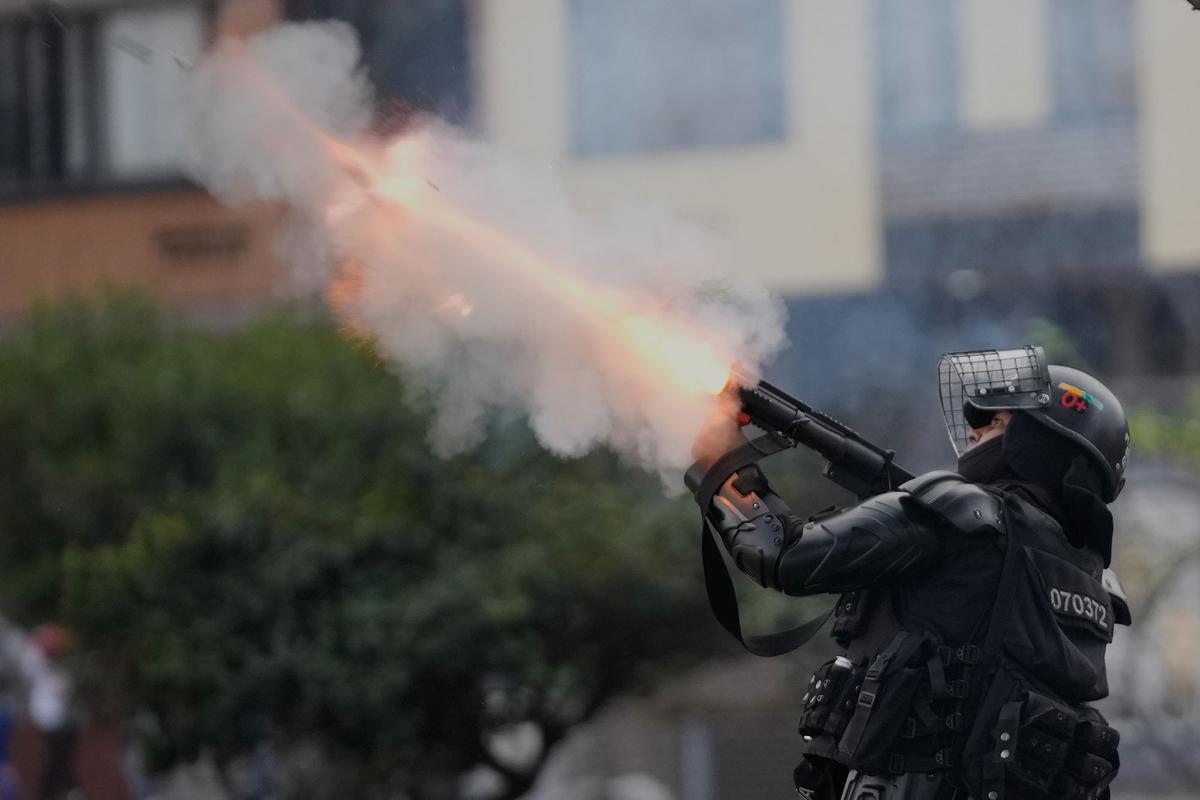 FOTO: Bentrokan di Bogota, Demonstran Serang Polisi dengan Panah di depan Kedubes AS