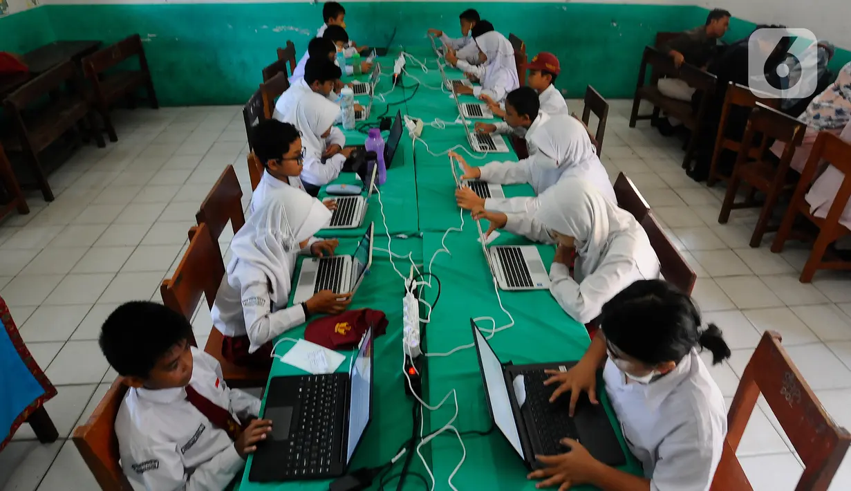 Sejumlah siswa SDN Pondok Petir 01 mengikuti Asesmen Nasional Berbasis Komputer (ANBK) di Depok, Jawa Barat, Selasa (4/10/2022). Dalam simulasi para siswa mengerjakan soal di perangkat laptop dengan materi literasi dan numerasi. (merdeka.com/Arie Basuki)