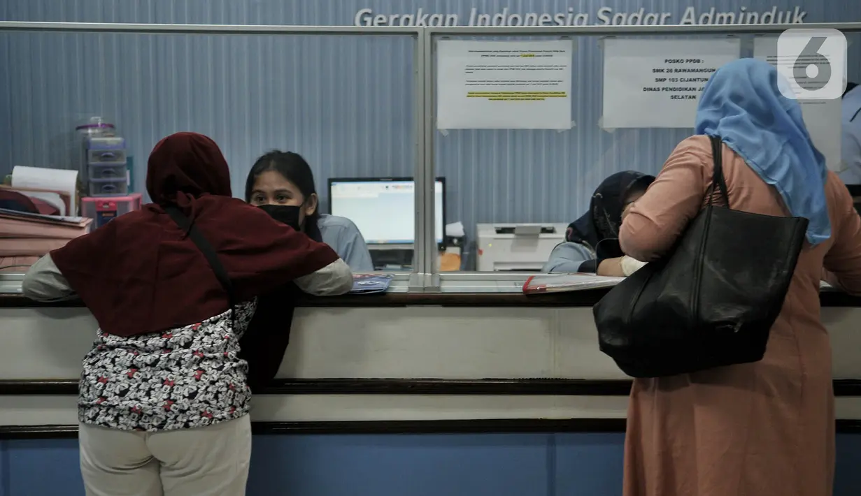 Suasana pelayanan di Kantor Suku Dinas Dukcapil Jakarta Timur, Senin (15/6/2020). Layanan tatap muka Dukcapil Jakarta Timur yang kembali dibuka sejak Jumat (12/6) lalu disambut antusias warga yang ingin mengurus dokumen administrasi kependudukan. (merdeka.com/ Iqbal S Nugroho)
