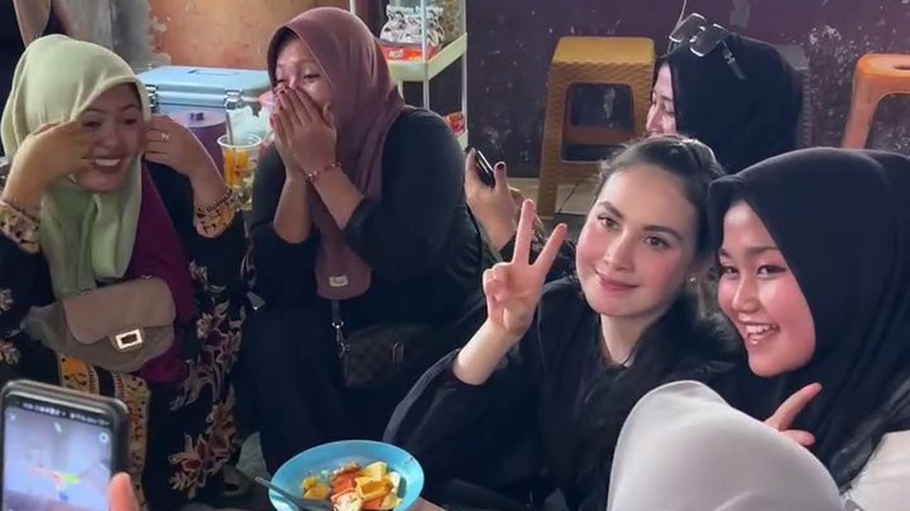 7 Potret Arumi Bachsin Ikutan Antri Rujak Buah Viral di Pasar, Ikut Jongkok Bareng Ibu-Ibu