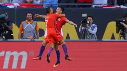 Gelandang Chile, Charles Aranguiz (kanan) merayakan gol bersama lexis Sanchez usai mencetak gol ke gawang Kolombia pada pertandingan semifinal Copa America Centenario 2016 di Soldier Field, AS, (22/6). (Dennis Wierzbicki/ USA TODAY Sports)