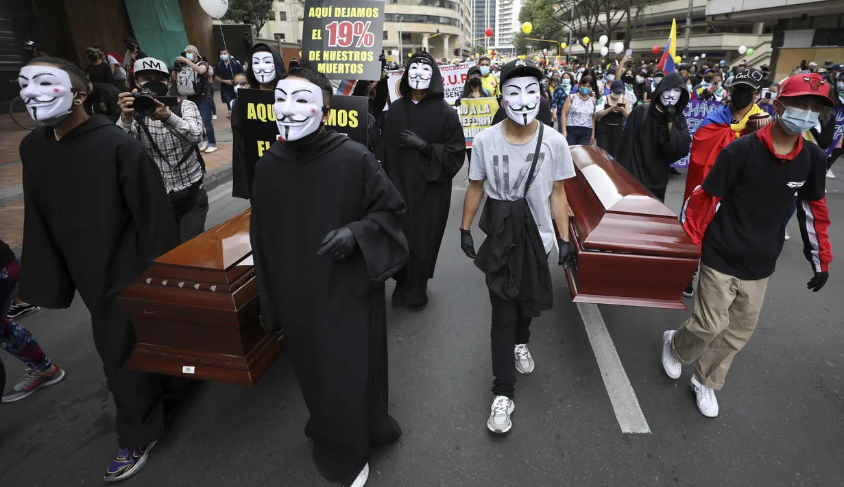 Para pengunjuk rasa membawa peti mati kosong selama pemogokan nasional untuk memprotes reformasi pajak yang diusulkan pemerintah, di ibu kota Kolombia, Bogota, pada Rabu (28/4/2021). (AP Photo/Fernando Vergara)