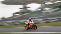 Rider Repsol Honda team, Dani Pedrosa menghuni urutan keempat pebalap tercepat pada sesi latihan bebas di Sepang International Circuit, Kuala Lumpur, Malaysia, (30/1/2017). Pedrosa mentata waktu 1:59.901.  (EPA/Fazry Ismail)