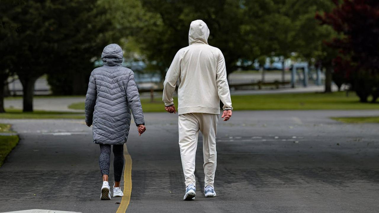 Manfaat Jalan Pagi dan Malam untuk Menurunkan Berat Badan, Mana yang Lebih Optimal?