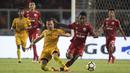 Gelandang Persija Jakarta, Ramdani Lestaluhu, berusaha melewati striker Bhayangkara FC, Nikola Komazec, pada laga Liga 1 di SUGBK, Jakarta, Jumat (23/3/2018). Kedua klub bermain imbang 0-0. (Bola.com/Vitalis Yogi Trisna)