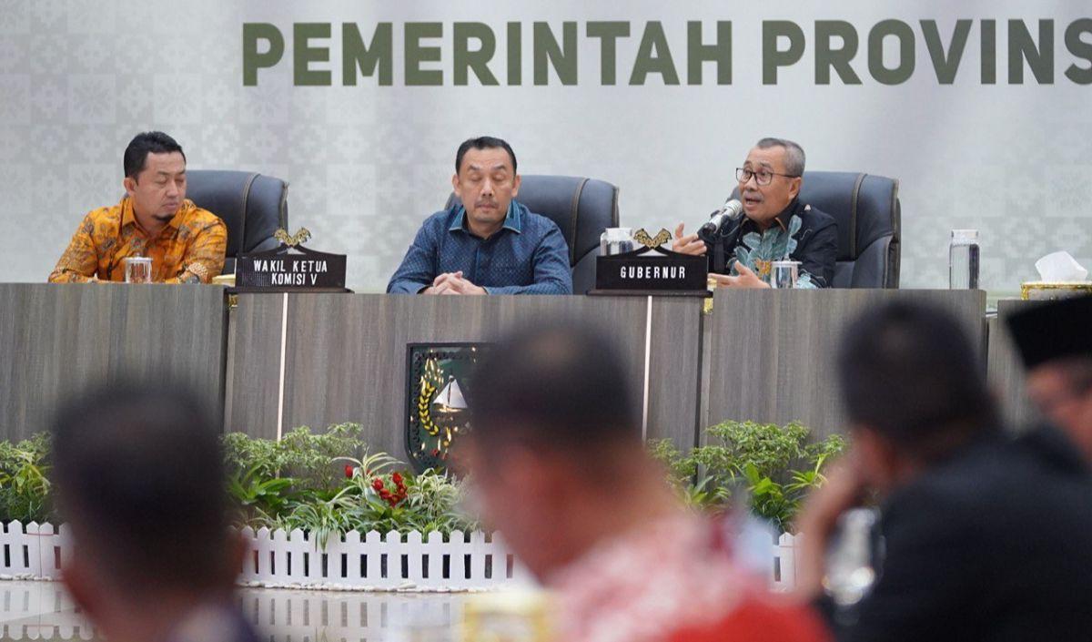 Mulai dari jalan rusak baik tanggung jawab Pemprov Riau yang terbanyak maupun jalan kabupaten lainnya, truk over kapasitas hingga abrasi menjadi ancaman daerah Riau.