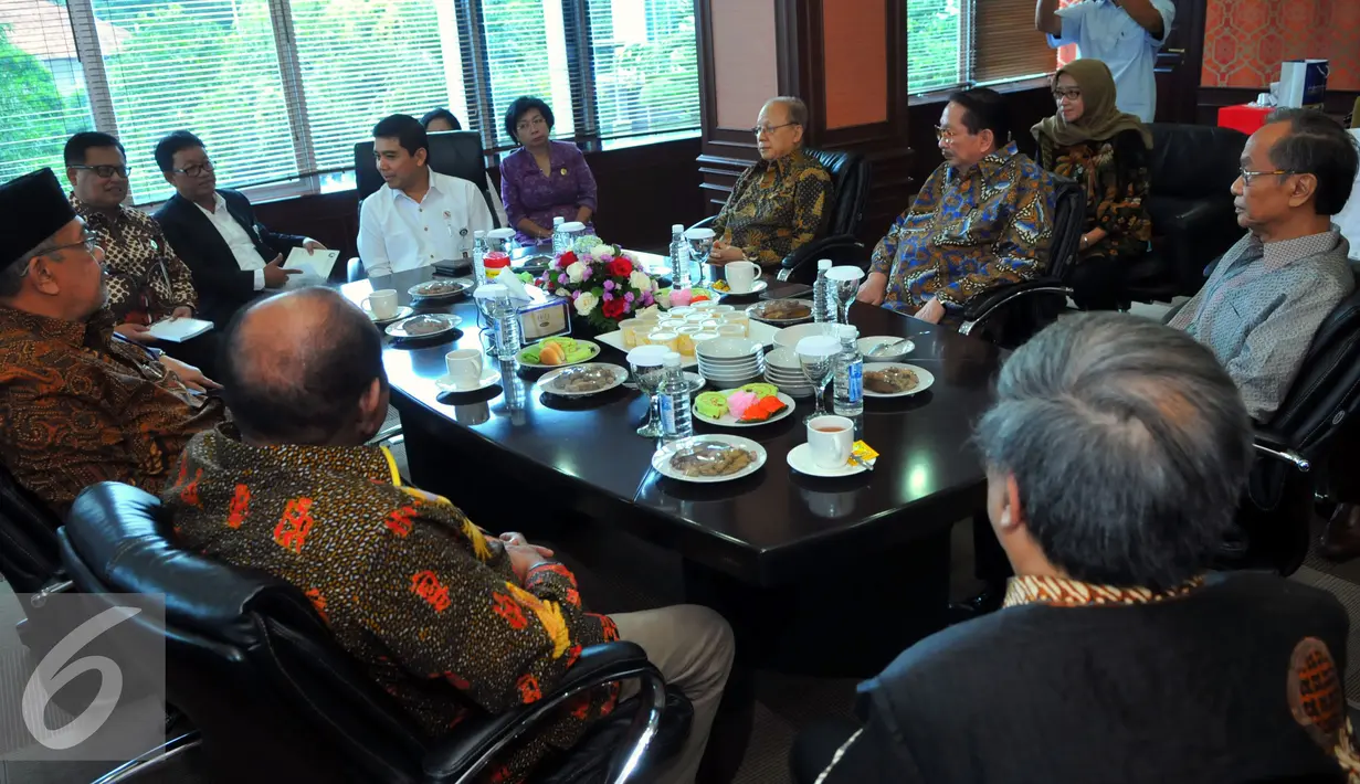Suasana acara reuni mantan menteri Kementrian PANRB di kawasan Jakarta Selatan, Selasa, (23/2). Pertemuan ini beragendakan mencari solusi terbaik dalam percepatan reformasi birokrasi. (Liputan6.com/Faisal R Syam)