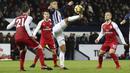 Pemain West Bromwich, Jake Livermore melakukan kontrol bola saat diadang para pemain Arsenal pada lanjutan Premier League di The Hawthorns, West Bromwich, (31/12/2017). Arsenal bermain imbang 1-1 dengan West Bromwich. (Martin Rickett/PA via AP)