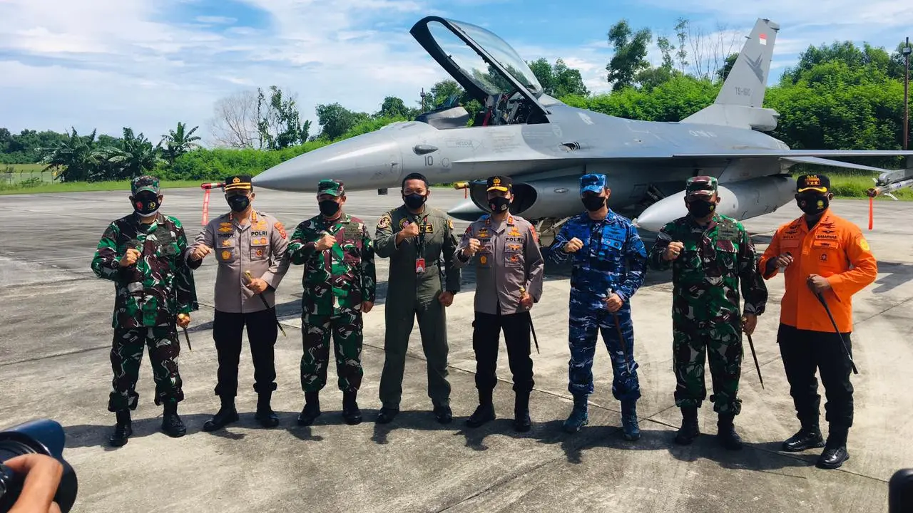 Pesawat F 16 di Bandara Sepinggan Balikpapan Kaltim.