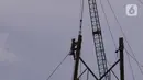 Pekerja tengah melakukan aktivitas kerja pada ketinggian di menara sutet di kawasan Karang Tengah, Kota Tangerang, Banten, Jumat (8/1/2021). Keselamatan dan kesehatan kerja (K3) merupakan hal yang mutlak bagi para pekerja di ketinggian dengan risiko tinggi. (Liputan6.com/Angga Yuniar)