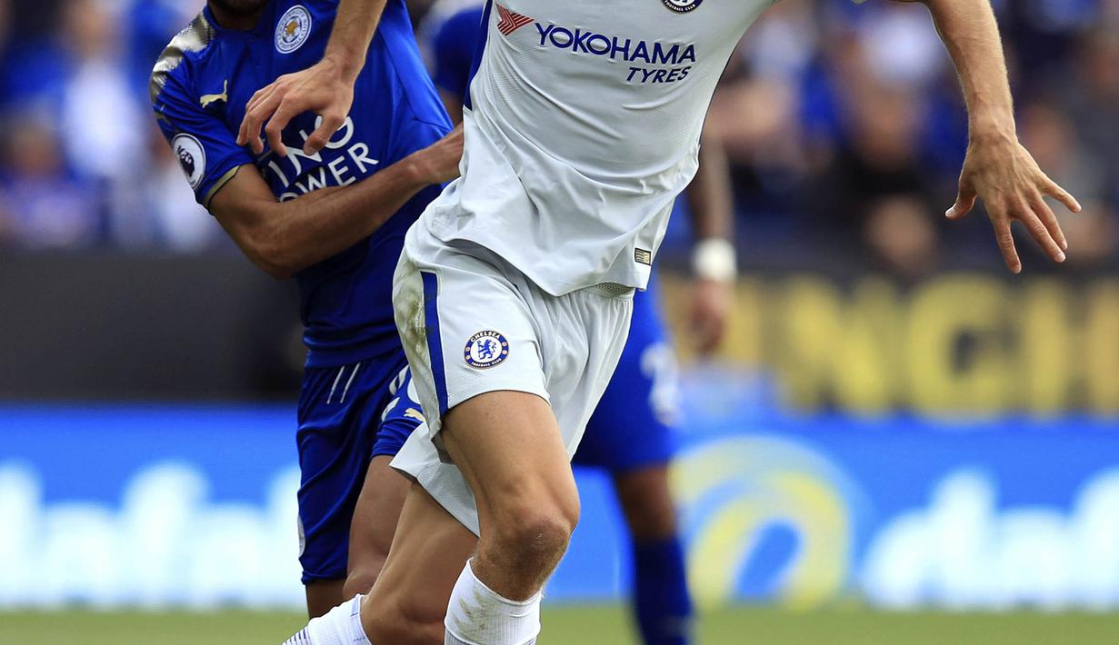 Bek Chelsea, Marcos Alonso, berusaha melewati gelandang Leicester, Riyad Mahrez, pada laga Premier League di Stadion King Power, Leicester, Sabtu (9/9/2017). Leicester kalah 1-2 dari Chelsea. (AP/Mike Egerton)