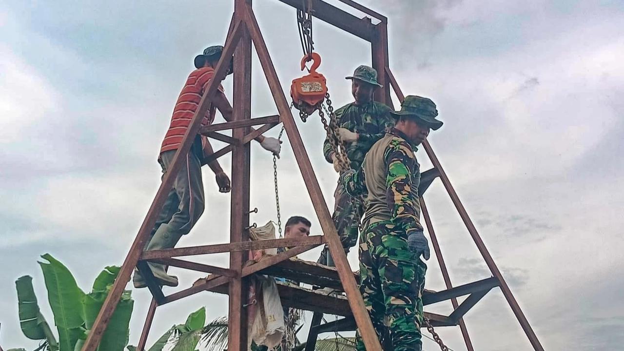 FOTO: Satgas Kodam I Bukit Barisan Bangun Jembatan Gantung Garuda