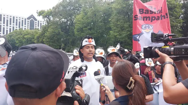 Ratusan relawan Ganjar Pranowo-Mahfud Md dari Relawan Progresif dan Pasukan Penguin (Pasukin) mengadakan aksi bersih-bersih di dalam dan sekitar Stadion Utama Gelora Bung Karno (GBK) pada Sabtu pagi 3 Februari 2024.