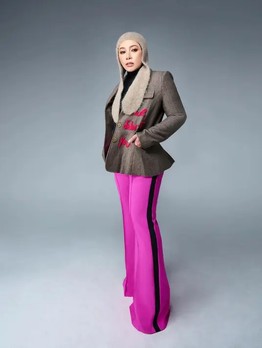 Seperti potret ini, yang memadukan blazer, celana cutbray, dan trapper cap.