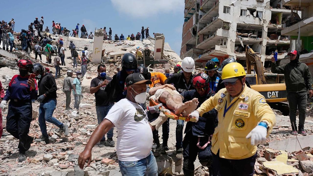 FOTO: Penyelamatan Dramatis Korban Selamat Setelah Dua Hari Tertimbun Gempa Venezuela