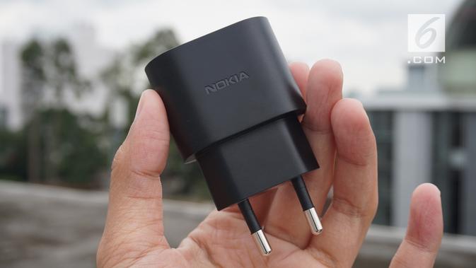 Kelengkapan Nokia 5.1 Plus, adapter charger (Liputan6.com/ Agustin Setyo W)