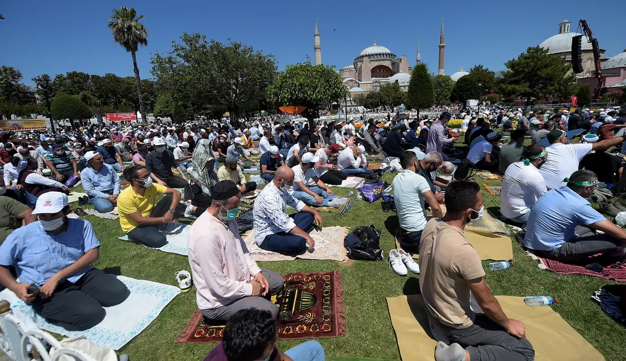 Umat muslim berdoa saat salat Jumat di distrik bersejarah Sultanahmet, dekat Hagia Sophia, Istanbul, Turki, Jumat (24/7/2020). Umat muslim melaksanakan salat Jumat pertama di Hagia Sophia dalam 86 tahun terakhir. (AP Photo/Yasin Akgul)