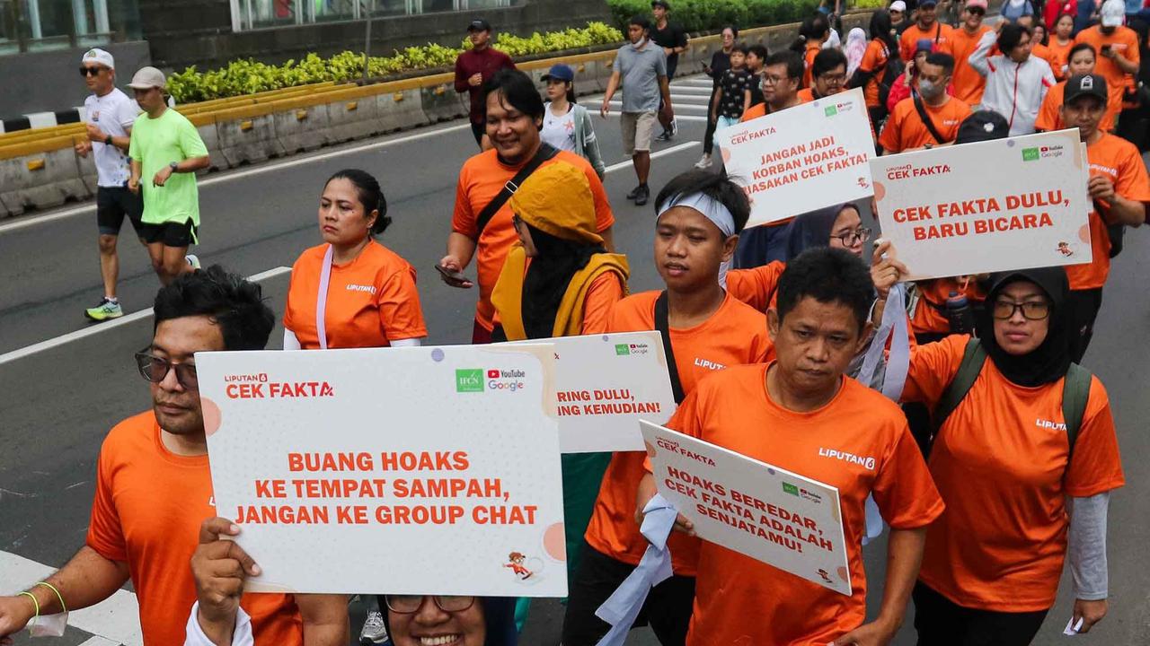 FOTO: Jalan Sehat Berantas Hoaks
