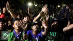 Ratusan pendukung Persebaya bernyanyi menghabiskan malam di GOR Padjajaran, Bandung, Sabtu (7/1). Ribuan suporter Persebaya berkumpul di GOR Padjajaran menunggu keputusan kongres PSSI terkait nasib klub kesayangan mereka. (Liputan6.com/Helmi Fithriansyah)