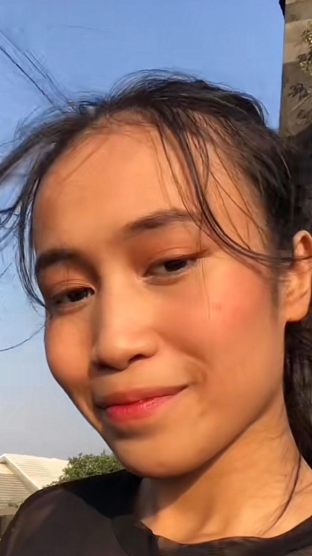 Sasti juga memiliki bakat bernyanyi. Ia mengunggah video cover lagu.