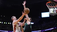 Pemain Miami Heat Cody Zeller menerobos pertahanan Celtics di postseason NBA (AFP)