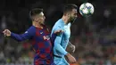 Pemain Slavia Praha, Josef Husbauer berusaha melewati bek Barcelona, Clement Lenglet pada pertandingan lanjutan Grup F Liga Champions di stadion Camp Nou, Spanyol (5/11/2019). Barcelona bermain imbang 0-0 atas Slavia Praha. (AP Photo/Joan Monfort)