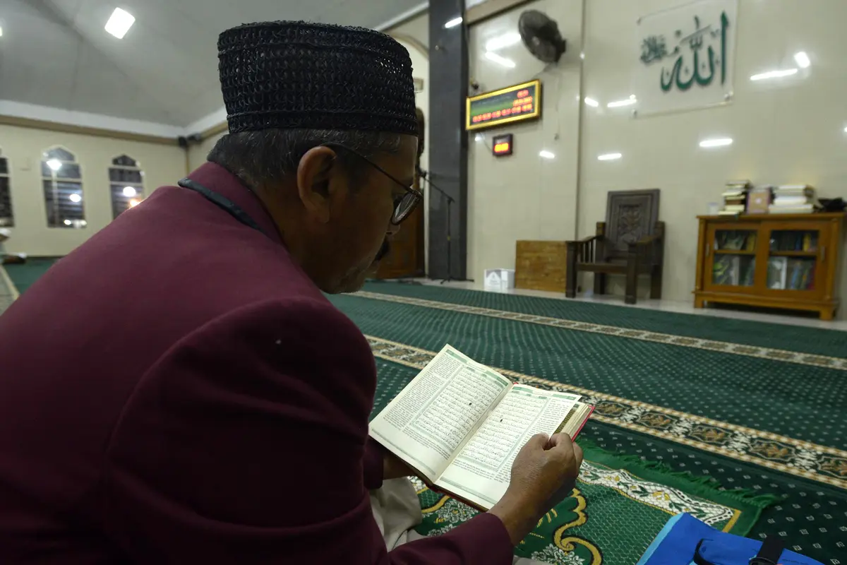FOTO: Berburu Malam Lailatul Qadar Sambil Itikaf di Masjid