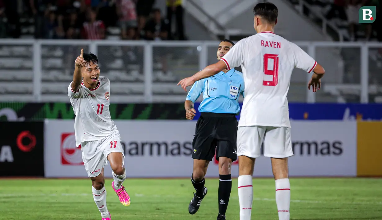 Pemain Timnas Indonesia U-20, Riski Afrisal (kiri) melakukan selebrasi setelah mencetak gol kedua timnya ke gawang Timor Leste pada laga Grup F Kualifikasi Piala Asia U-20 2025 di Stadion Madya, Senayan, Jakarta, Jumat (27/09/2024). (Bola.com/Bagaskara Lazuardi)