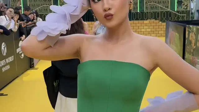 Caitlin Halderman hadir Premier Wicked: For Good Singapura. [@caitlinhalderman]