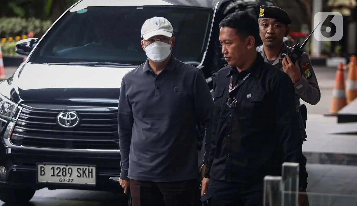 Rohidin Mersyah tiba sekitar pukul 14.30 WIB setelah terjaring dalam Operasi Tangkap Tangan (OTT) KPK pada Sabtu (23/11/2024). (Liputan6.com/Angga Yuniar)