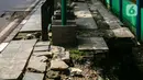 Kondisi trotoar yang rusak di kawasan Blok S, Jakarta, Kamis (4/3/2021). Revitalisasi trotoar di kawasan Kebayoran Baru bakal dimulai pada Mei dan ditargetkan selesai Desember tahun ini. (Liputan6.com/Faizal Fanani)