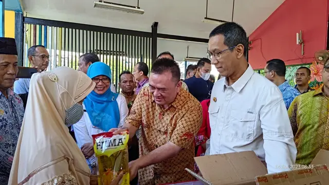 Ketua Umum Eka Tjipta Foundation, Hong Tjhin (tengah) dan ​Penjabat Gubernur DKI Jakarta, Heru Budi Hartono (kanan) saat kegiatan Bazar Minyak Goreng di ​RPTRA Kecapi, Jakarta Selatan, Jumat (14/4/2023). (Dok Sinar Mas)
