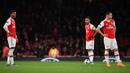 Striker Arsenal Pierre-Emerick Aubameyang dan timnya bereaksi setelah gelandang Eintracht Frankfurt, Daichi Kamada mencetak gol pada matchday kelima Grup F Liga Europa di Emirates Stadium, London, Kamis (28/11/2019). Arsenal ditaklukkan Eintracht Frankfurt dengan skor 1-2. (DANIEL LEAL-OLIVAS/AFP)
