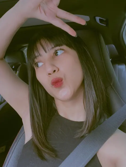Tak sedikit netizen yang memuji gaya rambut baru Fita Anggriani. Ia disebut bak anak remaja hingga emak-emak rasa gadis. Semua berkat gaya rambut poninya yang kece. (Liputan6.com/IG/@fitaanggriani).
