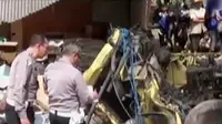 Sebuah truk di Cianjur menabrak sebuah angkot dan sejumlah sepeda motor.