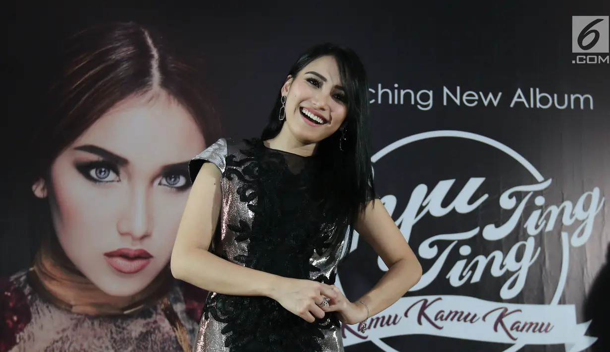 Ayu Ting Ting berpose untuk difoto saat peluncuran album terbaru yang bertajuk "Kamu Kamu Kamu" di kawasan Kemang, Jakarta (9/8). (Liputan6.com/Herman Zakharia)