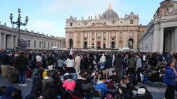 Hingga Jumat (25/4/2025), sekitar 250.000 orang telah memberikan penghormatan terakhir kepada Paus Fransiskus dalam prosesi persemayaman selama tiga hari di Basilika Santo Petrus, Vatikan. (Dimitar DILKOFF/AFP)
