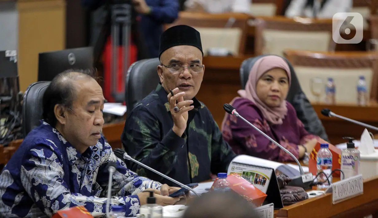 Wakil Ketua Komisi VIII DPR yang juga Ketua Panja Komisi VIII DPR Marwan Dasopang (tengah) memimpin rapat dengar pendapat bersama Komisi VIII DPR di Kompleks Parlemen, Senayan, Jakarta, Selasa (14/2/2023). Pengumuman terkait besaran biaya haji terpaksa ditunda hingga besok lantaran pemerintah bersama Panja Komisi VIII DPR masih belum menemui kesepakatan. (Liputan6.com/Faizal Fanani)