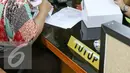 Petugas Sudin Pelayanan Pajak memberikan penjelasan alat traksaksi elektronic point of sales (e-pos), Jakarta, Selasa (16/2/2016). Target Sudin Pelayanan Pajak Jakarta Selatan Tahun 2016 sendiri  sebesar Rp2.132.846.000.000. (Liputan6.com/Yoppy Renato)