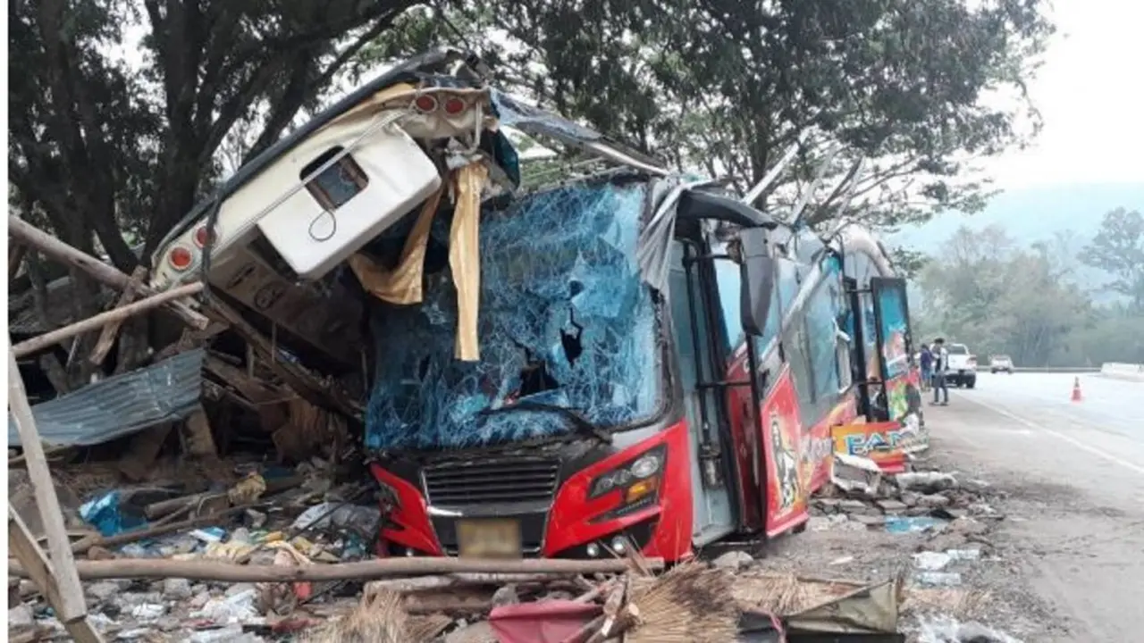 Kecelakaan bus bertingkat di timur laut Thailand (AFP)
