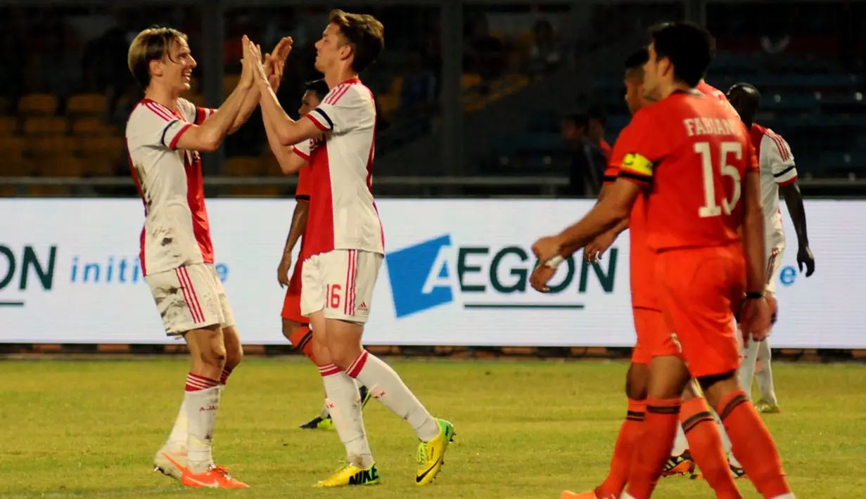 Persija ditekuk Ajax Amsterdam 0-3 dalam laga persahabatan di Stadion GBK Jakarta, (11/5/2014). (Liputan6.com/Helmi Fithriansyah)