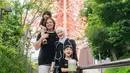 Sementara sang istri, Cut Meyriska, tampil modis dan edgy dalam setelan hitam bermotif garis putih yang memberikan efek visual menarik. Penampilannya makin standout dengan hijab berwarna putih yang menyatu harmonis dengan keseluruhan look. [@cutratumeyriska].