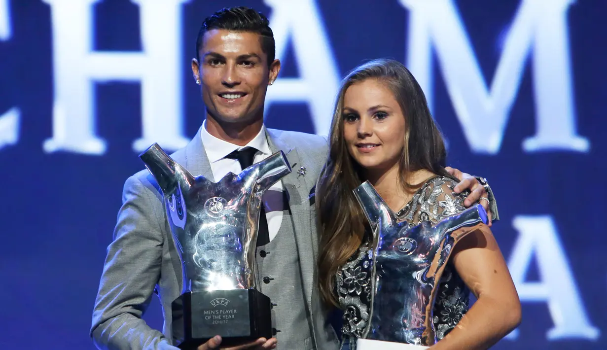 Superstar Real Madrid Cristiano Ronaldo bersama Lieke Martens dari Belanda meraih Pemain Terbaik UEFA 2016/17 di Grimaldi Forum, Monaco (24/8). (AP Photo/Claude Paris)