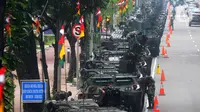 Sejumlah tentara berada di kendaraan taktis TNI yang dipamerkan di depan Istana Merdeka, Jakarta, Senin (4/10/2021). Ratusan alat utama sistem persenjataan (Alutsista) TNI dipamerkan sepanjang pinggir jalan sekeliling kawasan Monas dalam rangka peringatan HUT ke-76 TNI. ​(merdeka.com/Arie Basuki)