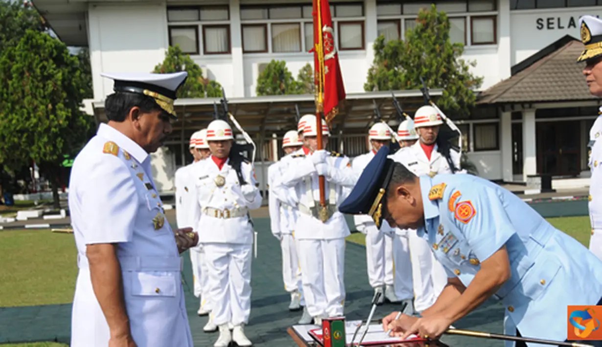 Citizen6, Bandung: Panglima TNI Laksamana TNI Agus Suhartono bertindak selaku Irup pada acara Sertijab Dansesko TNI pada, Senin (9/7). (Pengirim: Badarudin Bakri)