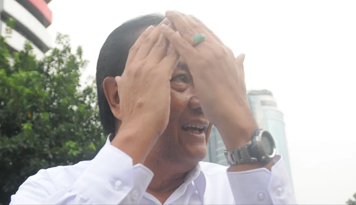 Ekspresi mantan pegawai PT Garuda Indonesia, Kapten Agus Wahjudo usai diperiksa di Gedung KPK, Jakarta, Selasa (13/2). Agus diperiksa terkait dugaan suap pengadaan mesin Rolls-Royce PLC untuk Airbus Garuda Indonesia. (Liputan6.com/Herman Zakharia)