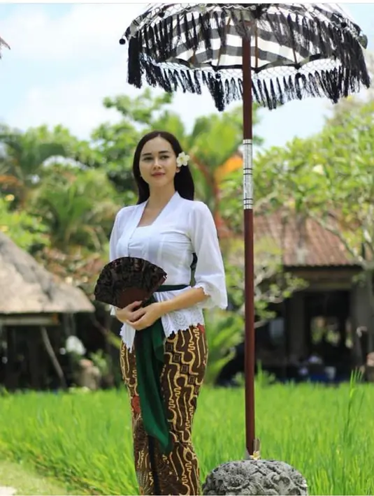 Meskipun harus berhadapan dengan kebiasaan baru, Aura Kasih melihat dampak positif. Di mana nantinya masyarakat akan lebih peduli terhadap kebersihan dan kesehatan dirinya sendiri. (Instagram/aurakasih)