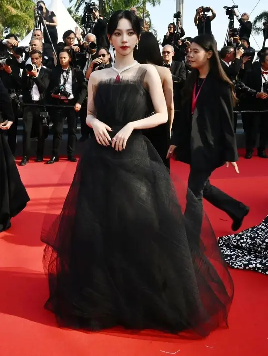 Sang leader, Karina menunjukkan visual dewinya dalam balutan strapless tulle dress rancangan desainer Korea, Choi Jaehoon. [Foto: IG/choijaehoon.official].