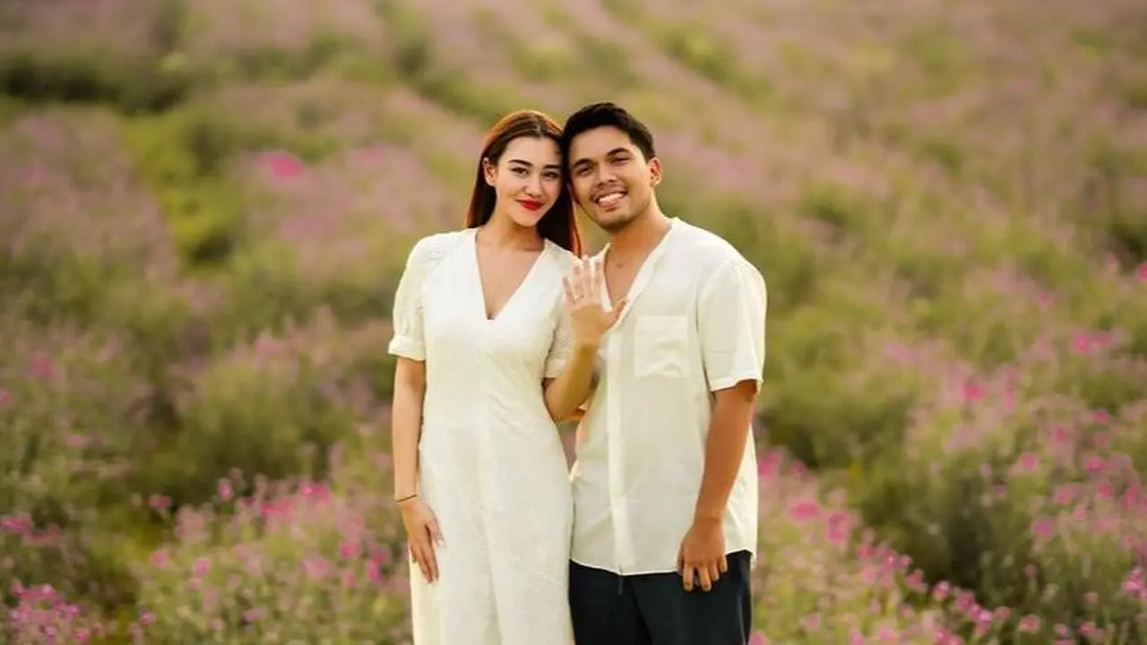 Thariq Halilintar melamar Aaliyah Massaid. (Instagram.com/@thariqhalilintar)